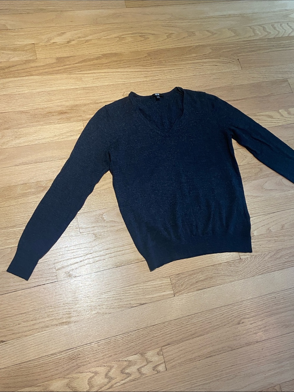 UNIQLO Pullover Sweatee Dark Grey Gray 100% Wool V Neck S Small New